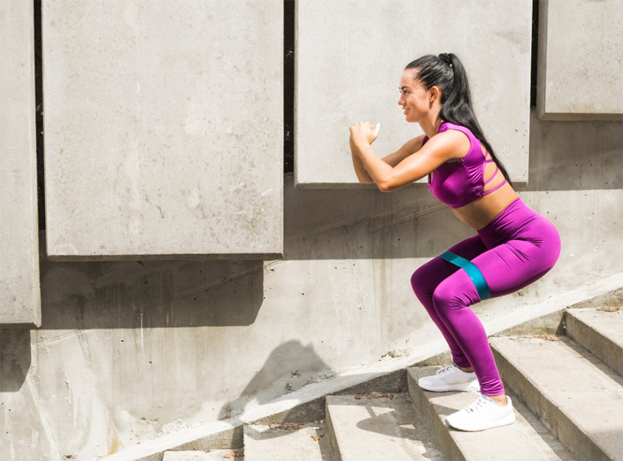 Hướng Dẫn Squat Với Dây Kháng Lực Để Tăng Vòng 3